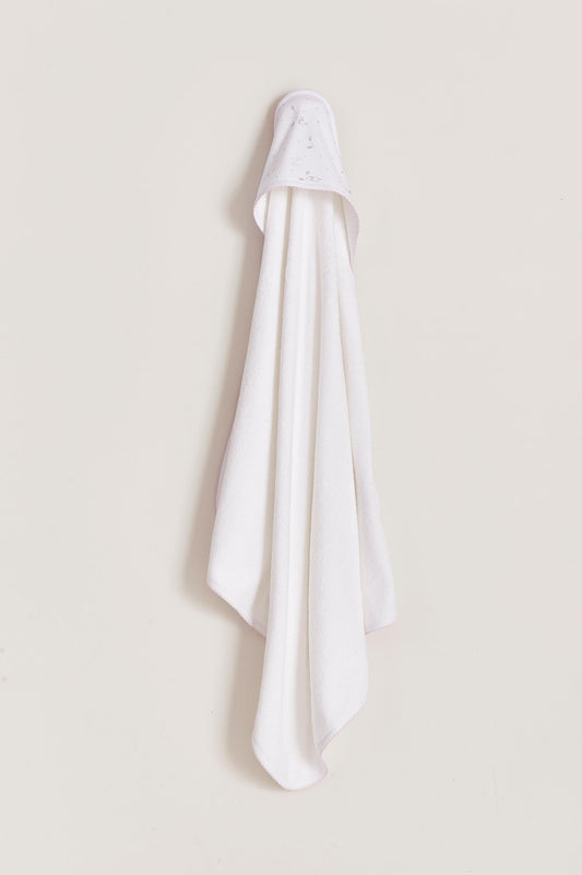 Extra soft and absorbent, our Celine & Bernie Small Towel is perfect for bathtime!  Crafted from super soft Pima cotton, this towel will make bath cozy and comforting for babies.  Features our Celine & Bernie full print, and comes with a glove to wash or dry your baby easily.  Composition: 100% Peruvian Pima Cotton.  Made in Peru. Machine washable.   