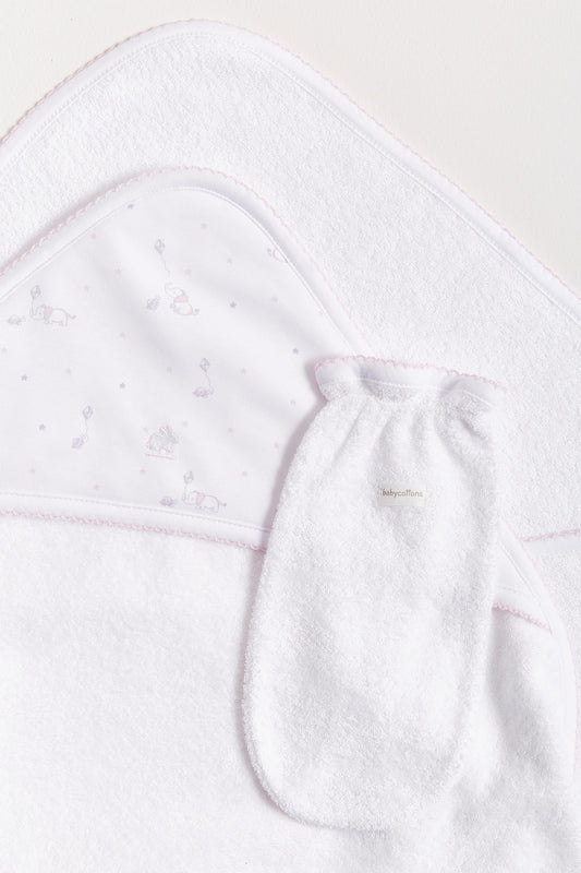 Extra soft and absorbent, our Celine & Bernie Small Towel is perfect for bathtime!  Crafted from super soft Pima cotton, this towel will make bath cozy and comforting for babies.  Features our Celine & Bernie full print, and comes with a glove to wash or dry your baby easily.  Composition: 100% Peruvian Pima Cotton.  Made in Peru. Machine washable.   
