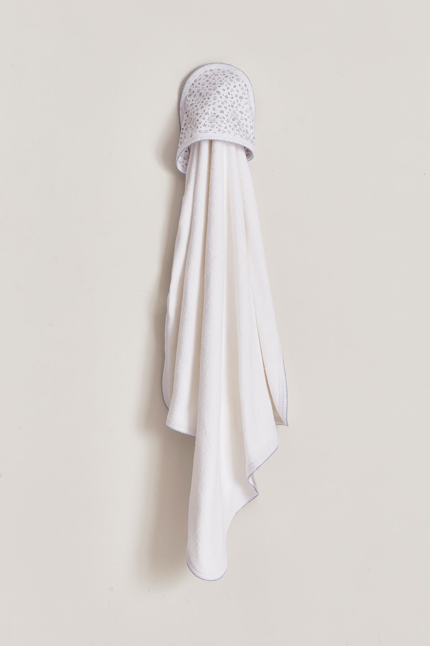 Extra soft and absorbent, our Leaves towel is perfect for bathtime!  Crafted from super soft Pima cotton, this towel will make bath cozy and comforting for babies.  Features our lovely Leaves full print, and comes with a glove to wash or dry your baby easily. Approximate measures: 77cm x 73 cm Composition: 100% Peruvian Pima Cotton.  Made in Peru. Machine washable.