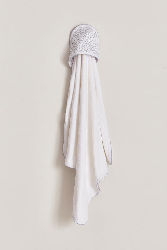 Extra soft and absorbent, our Leaves towel is perfect for bathtime!  Crafted from super soft Pima cotton, this towel will make bath cozy and comforting for babies.  Features our lovely Leaves full print, and comes with a glove to wash or dry your baby easily. Approximate measures: 77cm x 73 cm Composition: 100% Peruvian Pima Cotton.  Made in Peru. Machine washable.