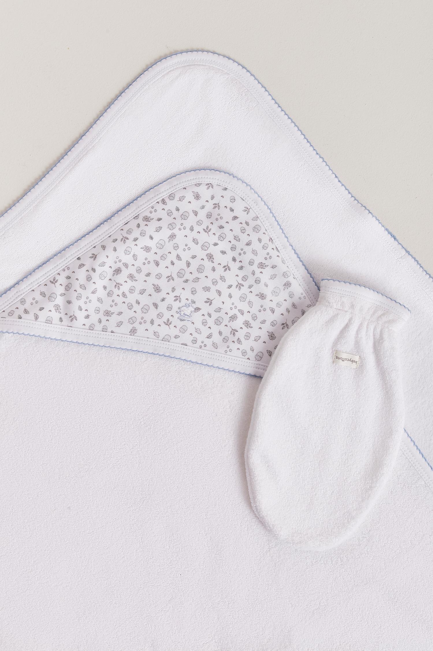 Extra soft and absorbent, our Leaves towel is perfect for bathtime!  Crafted from super soft Pima cotton, this towel will make bath cozy and comforting for babies.  Features our lovely Leaves full print, and comes with a glove to wash or dry your baby easily. Approximate measures: 77cm x 73 cm Composition: 100% Peruvian Pima Cotton.  Made in Peru. Machine washable.