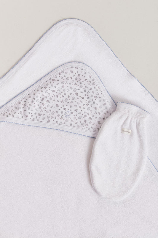 Extra soft and absorbent, our Leaves towel is perfect for bathtime!  Crafted from super soft Pima cotton, this towel will make bath cozy and comforting for babies.  Features our lovely Leaves full print, and comes with a glove to wash or dry your baby easily. Approximate measures: 77cm x 73 cm Composition: 100% Peruvian Pima Cotton.  Made in Peru. Machine washable.