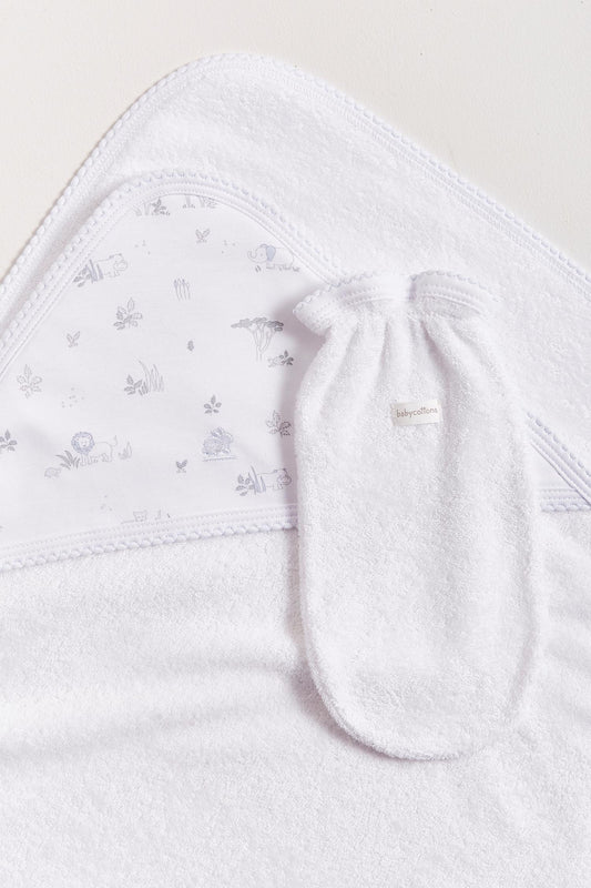 Extra soft and absorbent, our Mini Safari towel is perfect for bathtime!  Crafted from super soft Pima cotton, this towel will make bath cozy and comforting for babies.  Features our lovely Mini Safari full print, and comes with a glove to wash or dry your baby easily. Approximate measures: 77cm x 73 cm Composition: 100% Peruvian Pima Cotton.  Made in Peru. Machine washable.