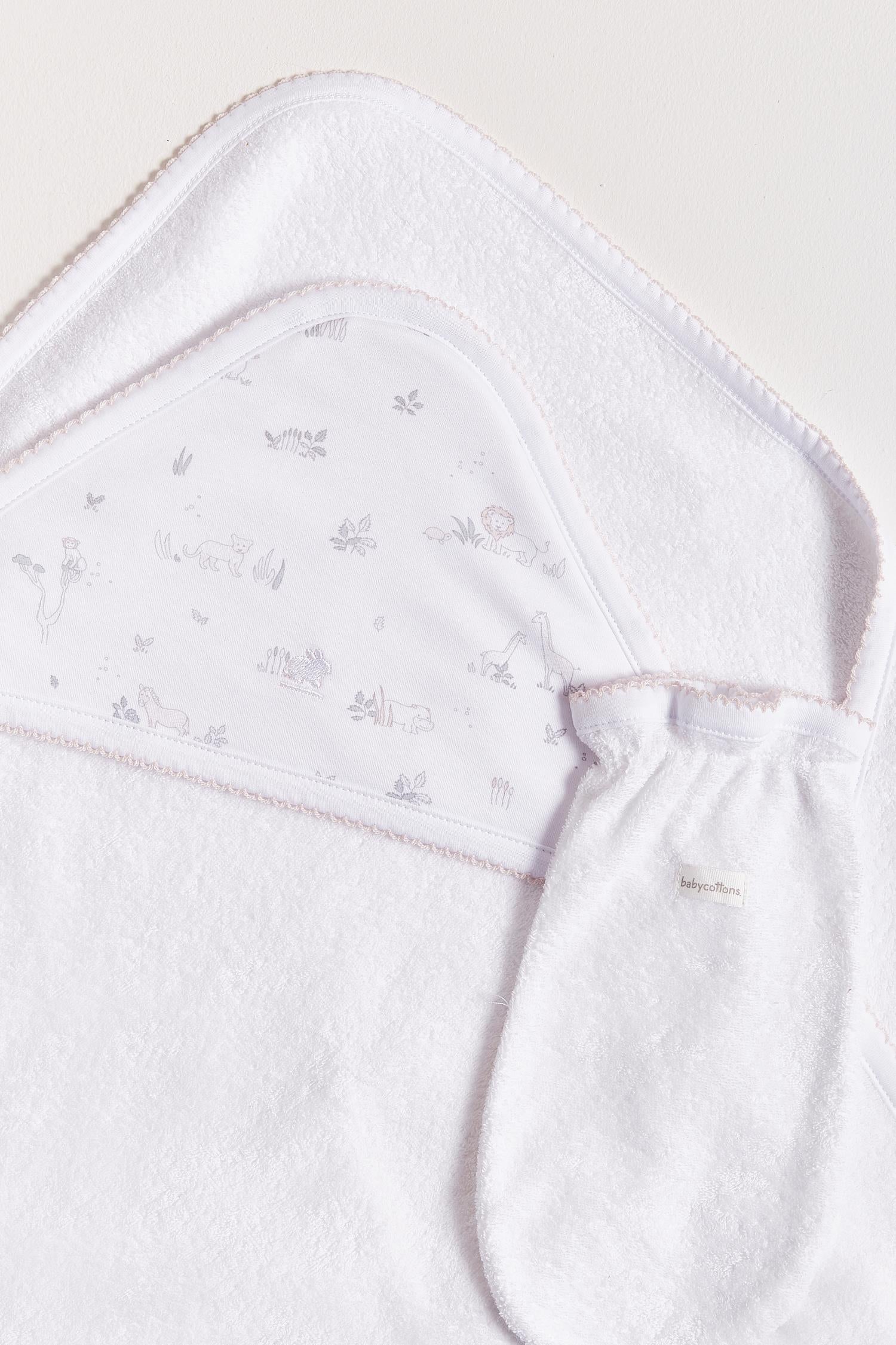 Extra soft and absorbent, our Mini Safari towel is perfect for bathtime!  Crafted from super soft Pima cotton, this towel will make bath cozy and comforting for babies.  Features our lovely Mini Safari full print, and comes with a glove to wash or dry your baby easily. Approximate measures: 77cm x 73 cm Composition: 100% Peruvian Pima Cotton.  Made in Peru. Machine washable.