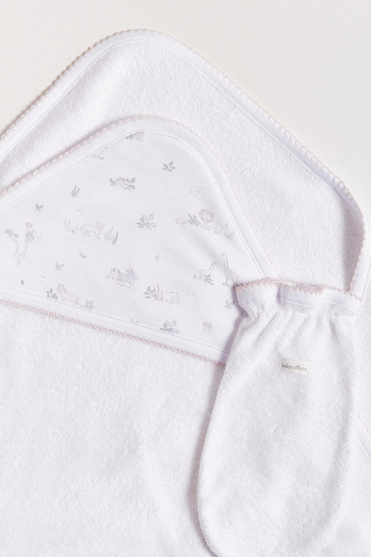 Extra soft and absorbent, our Mini Safari towel is perfect for bathtime!  Crafted from super soft Pima cotton, this towel will make bath cozy and comforting for babies.  Features our lovely Mini Safari full print, and comes with a glove to wash or dry your baby easily. Approximate measures: 77cm x 73 cm Composition: 100% Peruvian Pima Cotton.  Made in Peru. Machine washable.